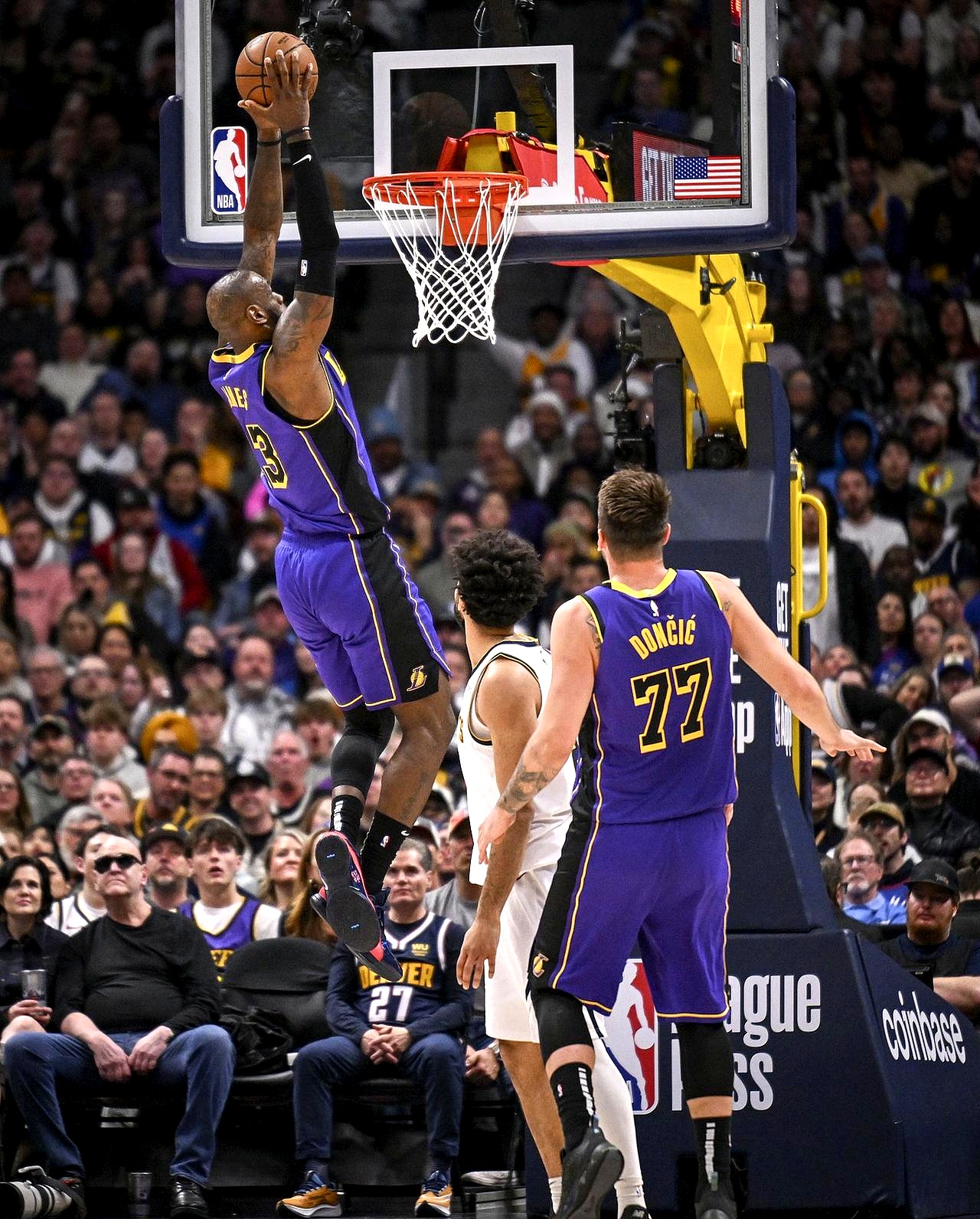 ayx app-败北首场状态出色，美国队观众沸腾！，浓眉哥重返赛场上演精彩一战-ayx app