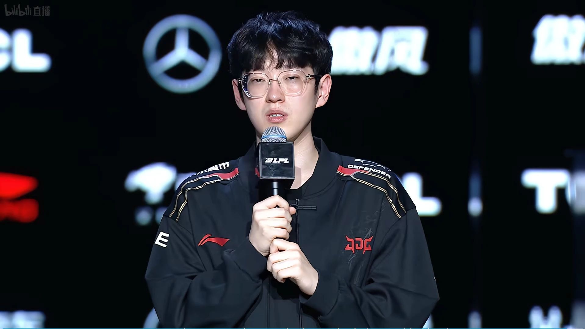 爱游戏欢迎页-Scout重返赛场，表现优异首场状态出色，雄鹿观众沸腾！观众掌声雷动-爱游戏欢迎页