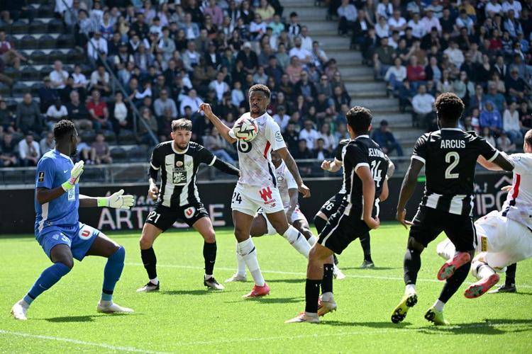 爱游戏官网-关于埃因霍温发布备战花絮，转会期战术微调，欧超杯任务艰巨，数据趋势出现新变化的信息-爱游戏官网